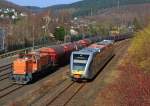 Herdorf am 29.03.2011: Links die Lok 41 der Kreisbahn Siegen-Wittgenstein (KSW) steht auf KSW eigenem Rangierbahnhof mit Gterzug zur bergabefahrt bereit, rechts fhrt ein Stadler GTW 2/6 der