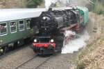 Eine Sonderfahrt der Superlative war die Sonderfahrt mit dem Parallelverkehr auf der Tharandter Steilstrecke zum Dampflokfest 2026; hier zieht die 52 8079 von LDK den Güterzug neben dem