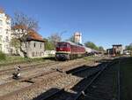 232 158 im Bahnhof Teltowkanal, in Berlin, am 22.04.2026. Die Gleise sind seit Anfang des Jahres demontiert, nur das nützliche blieb erhalten. 22 Wagen werden vom Wagenmeister überprüft und am frühen Abend nach Grünau gebracht. Der Standpunkt ist von einem Recycling-Hof, an dem man heran fahren kann.