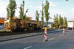 Leohnard Weiss Plasser und Theurer Gleisstopfmaschine am 16.06.18 bei Arbeiten auf Strassenbahngleisen in Frankfurt am Main Fechenheim. Im Hintergrund sieht man einen Josef Hell Liebherr 900 Zweiwegebagger 