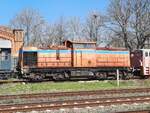 Lok-Ost 298-24 (98 80 3298 130-6 D-OST) am 06.04.2023 in Aschersleben. Von einer Straße aus fotografiert.