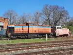 Lok-Ost 298-24 (98 80 3298 130-6 D-OST) und 312 030-4, am 06.04.2023 in Aschersleben.