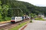 Die 186 287 fährt am 24.6.2025 mit einem KLV-Zug (kombinierter Ladungsverkehr) von Wörth am Rhein kommend nach Tarvisio Boscoverde hier bei der Durchfahrt in Klaus an der Pyhrnbahn.