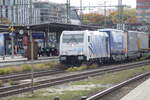 185 663 durchfährt am 18.10.2025 den Bahnhof München Ost mit einem LKW-Zug