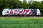 185 666 Lokomotion rot am 13 Mai 2026 bei Eglharting. 