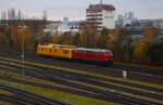 Roland Sandkuhl mit seiner V169 001 am 29.11.25 in Frankfurt Ost von einen Parkplatz aus fotografiert