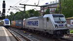 METRANS Rail (Deutschland) GmbH, Leipzig [D] mit der Akiem Lok  187 512-9  [NVR-Nummer: 91 80 6187 512-9 D-AKIEM] und einem Containerzug Richtung Hamburger Hafen am 21.05.24 Höhe Bahnhof