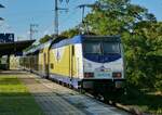 Am 14.09.2025 schiebt die unmodernisierte 146 533-5 ihren, bis auf die vordersten beiden Wagen, ebanfalls unmodernisierten Metronom-Doppelstockzug als RE2 nach Hannover Hbf durch die Bismarckstraße an.