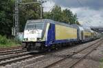 Metronom 146 538 treft mit der RE aus Hamburg Hbf am 21 Augustus 2026 in Celle ein und wird bom Bahnsteig fotografiert. Beinahe alle Loks von Metronom haben deren Merkmahlen schon verloren.