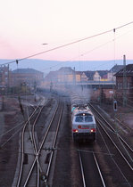 Da der MKB-eigene Güterbahnhof nicht elektrifiziert ist, muss MKB V 6 soeben den aus Köln eingetroffenen Kesselwagenzug nebst E-Lok auf den letzten Metern ziehen.