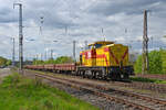 298 088 der MEG schleppte am 18.04.24 einen Flachwagenzug, welcher mit Erdreich beladen war, durch Saarmund Richtung Schönefeld.