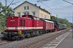 07.Juli 2026, 16:48 Uhr: MTEG-Diesellok 204 347-9 passierte mit Begleitwagen und zwischengekoppelter Dampflok 094 692-1 (kalt u. ohne montierte Koppelstangen an den R�dern) den sch�nen Bahnhof in Bonn-Oberkassel in n�rdlicher Fahrtrichtung.