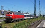 Nachdem die 218 451-3 mit den TRI-RE 10-Ersatzzügen zwischen Kleve und Düsseldorf ursprünglich nur bis Anfang April verkehren sollte, wurde ihr Einsatz jetzt bis voraussichtlich 22.05.2026 verlängert. So bestand am 30.04.2026 die Gelegenheit, die Lok beim Verlassen des Krefelder Hauptbahnhofes in Richtung Düsseldorf aufzunehmen. 