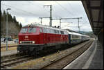 Die Diesellok NeSA 218 155-0 mit dem Sonderzug DZ 13400/13401 Zürich - Seebrugg - Zürich am 28.02.2026 im Bahnhof Titisee. Am anderen Zugende hing die schweizerische Elektrolokomotive IRSI 421 387, die Waggons stellten Prestige Continental Express und Suisse Train Bleu, Veranstalter der Fahrt war Eurovapor.  