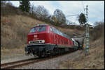 Die Diesellok 218 155 (NeSA) kommt am 28.02.2026 mit dem Sonderzug DZ 13400 Zürich - Seebrugg aus dem 535 Meter langen Dögginger Tunnel. Am Zugschluss hing die schweizerische Elektrolok 421 387 (IRSI). Die Waggons stellten Prestige Continental Express und Suisse Train Bleu, Veranstalter der Fahrt war Eurovapor.