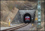 Die Diesellok 218 155 (NeSA) kommt am 28.02.2026 mit dem Sonderzug DZ 13400 Zürich - Seebrugg aus dem 535 Meter langen Dögginger Tunnel. Am Zugschluss hing die schweizerische Elektrolok 421 387 (IRSI). Die Waggons stellten Prestige Continen ...