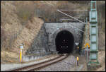 Die Diesellok 218 155 (NeSA) kommt am 28.02.2026 mit dem Sonderzug DZ 13400 Zürich - Seebrugg aus dem 535 Meter langen Dögginger Tunnel. Am Zugschluss hing die schweizerische Elektrolok 421 387 (IRSI). Die Waggons stellten Prestige Continen ...