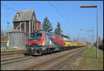 Die Diesellok NeSA 218 256 mit einem Schweerbau-Bauzug am 22.03.2026 im Bahnhof Geroldshausen auf der Fahrt von Fulda über die Frankenbahn nach Kornwestheim.