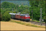 Nach rund einem Jahr Aufenthalt im Dampflokwerk Meiningen kehrte die Schnellzugdampflok 01 519 der Eisenbahnfreunde Zollernbahn e.V. am 17.07.2026 nach Rottweil zur�ck. Die Hauptuntersuchung der noch nicht ganz vollst�ndigen Maschine wird in den n�chsten Wochen im heimatlichen BW abgeschlossen, s. d. der Renner bald wieder f�r Sonderfahrten zur Verf�gung stehen wird. Die Diesellok 218 155-0 (NeSA) bef�rderte am fr�hen Nachmittag den �berf�hrungszug auf der Frankenbahn bei Reichenberg/Unterfr. gen W�rttemberg.