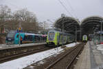 HBF Kiel am 10.2.2026 um 12.40 Uhr: von links ET 526037 Nordbahn, mittig ET 445023 nach Hamburg und rechts ET 445019.