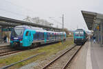 Damit die Akku-Flirt der Baureihe 526 für die Fahrt auf den nicht elektrifizierten Strecken nach Kiel und Bad St. Peter-Ording aufgeladen werden können, wurden im Bahnhof Husum einige Gleise elektrifiziert. Bis zur Rückfahrt nach St. Peter-Ording ist der Stromabnehmer von 826 047 an der Oberleitung angelegt. Daneben trifft 245 205-0 mit einem RE 6 von Hamburg-Altona nach Westerland auf Sylt ein. 