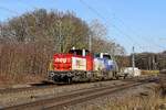 neg DL 2 (209 101, ex DB 211 233)  Nordfriesland  und Vossloh Locomotives 4125 005 mit Tragwagen in Richtung Osnabrück (Vehrte, 24.02.2021).