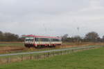 Ein Triebwagen der Baureihe VT628 der NEG auf der Strecke von Niebüll nach Dagebüll-Mole am 2. November 2025 kurz vor dem Erreichen des kleinen Örtchens Dagebüll in Nordfriesland.
