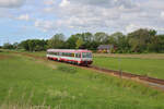 neg 628 071-2 dieselt von Niebüll nach Dagebüll Mole und ist hier gerade auf der Kleinbahn zwischen Deezbüll und Maasbüll unterwegs.