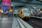 Schade das die ODEG-Kiss so kurz und damit so voll sind, denkt sich die Taube, dann warte ich noch…
Der ET 445 104 auf der RE 2 nach Cottbus am 17.09.2017 beim Halt in Berlin Hauptbahmhof.
