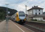 445 108 der ODEG war am 13. August 2012 zu Testfahrten auf der Frankenwaldrampe zwischen Pressig-Rothenkirchen und Probstzella unterwegs. Hier legt der Triebwagen gerade einen kurzen Halt in Ludwigsstadt ein.