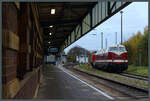 118 719-4 und 202 885-0 der PRESS genießen am 02.11.2024 ihre Sonntagsruhe in Zwickau Hbf, der sich noch weitgehend im Reichsbahn-Ambiente präsentiert.