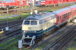 218 333 steht am 25.10.2025 kalt am Gleis 100 von einem 628er eingeparkt abgestellt.