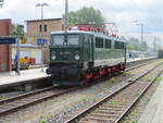 W�hrend der Sonderzug aus Zwickau,am 30.Mai 2026,aus Bergen/R�gen,nach Putbus ausfuhr,begab sich die PRESS 242 001 zu ihrem Abstellplatz hinterher.
