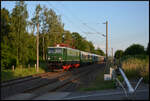 Mit dem Holzroller durch die Nacht: PRESS 242 001-6 mit dem exPRESSzugreisen-Sonderzug DZ 1828 Zwickau/Sachs. - Bergen auf R�gen passiert am Abend des 19. Juni 2026 p�nktlich den B� Niederhohndorf bei Zwickau.