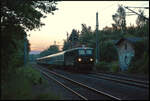 Mit dem Holzroller durch die Nacht: PRESS 242 001-6 mit dem exPRESSzugreisen-Sonderzug DZ 1828 Zwickau/Sachs. - Bergen auf R�gen passiert am Abend des 19. Juni 2026 mit rund 5min Versp�tung das alte Bahnw�rterhaus in Niederwiesa.