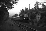 Mit dem Holzroller durch die Nacht: PRESS 242 001-6 mit dem exPRESSzugreisen-Sonderzug DZ 1828 Zwickau/Sachs. - Bergen auf R�gen passiert am Abend des 19. Juni 2026 mit rund 5min Versp�tung das alte Bahnw�rterhaus in Niederwiesa.