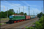 Der PRESS „Holzroller“ 242 001-6 kommt am Sonntagmorgen, 21.06.2026, p�nktlich mit dem „St�rtebeker-Express“ DZ 1829 Bergen auf R�gen - Zwickau/Sachs. in Chemnitz Hbf an. Hinter der Lok lief ein zweiachsiger Expressgutwagen mit, die Sitz-, Speise- und Liegewagen stellten PRESS, EBS und GfF.