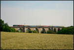 Der PRESS „Holzroller“ 242 001-6 f�hrt am Sonntagmorgen, 28.06.2026, p�nktlich mit dem „St�rtebeker-Express“ DZ 1829 Bergen auf R�gen - Zwickau/Sachs. �ber den Wegefarther Viadukt. Hinter der Lok lief ein zweiachsiger Expressgutwagen mit, die Sitz-, Speise- und Liegewagen stellten PRESS, EBS und GfF.