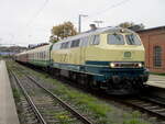 218 333,mit dem Sonderzug Ribnitz Damgarten West-Putbus,am 18.Oktober 2026,in Bergen/R�gen.