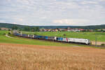 159 207 RCM und 185 665 Lokomotion mit einem KLV-Zug bei Oberdachstetten Richtung Würzburg, 17.07.2020