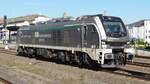 159 211 (90 80 2159 211 2 D-RCM) der Starkenberger Gruppe (Baustoffe) wartet am 10.10.22 in Gera Hbf auf die Ausfahrt.
Die wie die meisten Loks dieser Baureihe von ELP (European Loc Pool) geleasten Maschine trägt die Baureihennummer nur als UIC-Anschrift auf dem Rahmen und nicht auf den Frontseiten. 