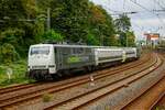 111 215 Railadventure mit zwei Schutzwaggons in Wuppertal, September 2021.