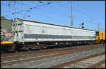 Der Railadventure Kuppelwagen 33 RIV 80 D-RADVE 2797 617-8 Habfis mit dem Robel Mobile Maintrance Train MMT 800 für MTR Hongkong am 07.03.2026 im Hauptbahnhof von Würzburg. 