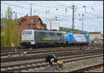 RADVE 111 082 am 14.04.2026 mit Slovenske železnice 542 001  Connecting Europe  in Würzburg Hauptbahnhof.