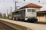 Ein seltener Gast im Bahnhof Spielfeld-Straß in Form der RailAdventure 111 082 wartet am 13.4.2026 auf die Ankunft der 542 001 aus Maribor, um diese nach Kassel zu bringen.