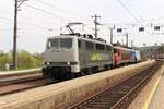 Nachdem die slowenische 363 006 die 542 001 am 13.4.2026 von Maribor nach Spielfeld-Straß gebracht hat, wird sie von der RailAdventure 111 082 vom österreichischen 15kV Wechselstromabschnitt