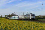 111 210-1 (RailAdventure) mit vier ICE1-Wagen in Meerbusch B�singhoven, 8. April 2026