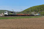 Railadventure 111 210 mit einem komischen Gespann im Schlepp am 25.4.26 bei Breitenfurt.