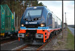 Raildox's Neue im Einsatz: RDX 2019 318-5 am 07.04.2026 kurz nach Sonnenaufgang im Güterbahnhof Lubmin.