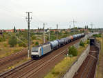 185 695 der Railpool führte am 30.08.20 einen Kesselwagenzug durch Bitterfeld Richtung Halle(S).